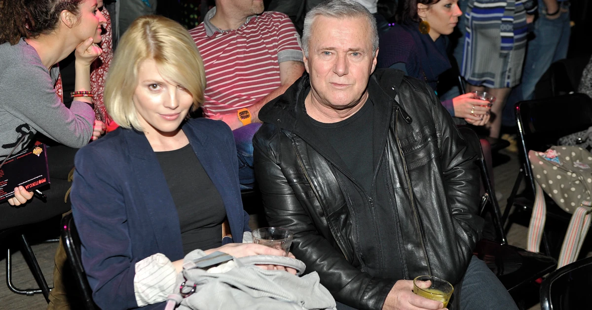 Grał księdza w "Plebanii". Teraz wziął ślub z młodszą o 28 lat ukochaną [FOTO]