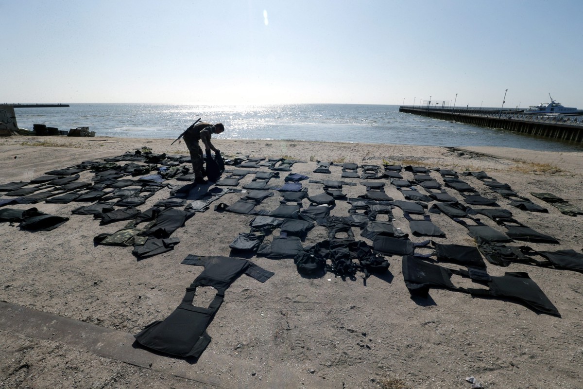 Żołnierze ochotniczego batalionu Szachtar suszą kamizelki kuloodporne