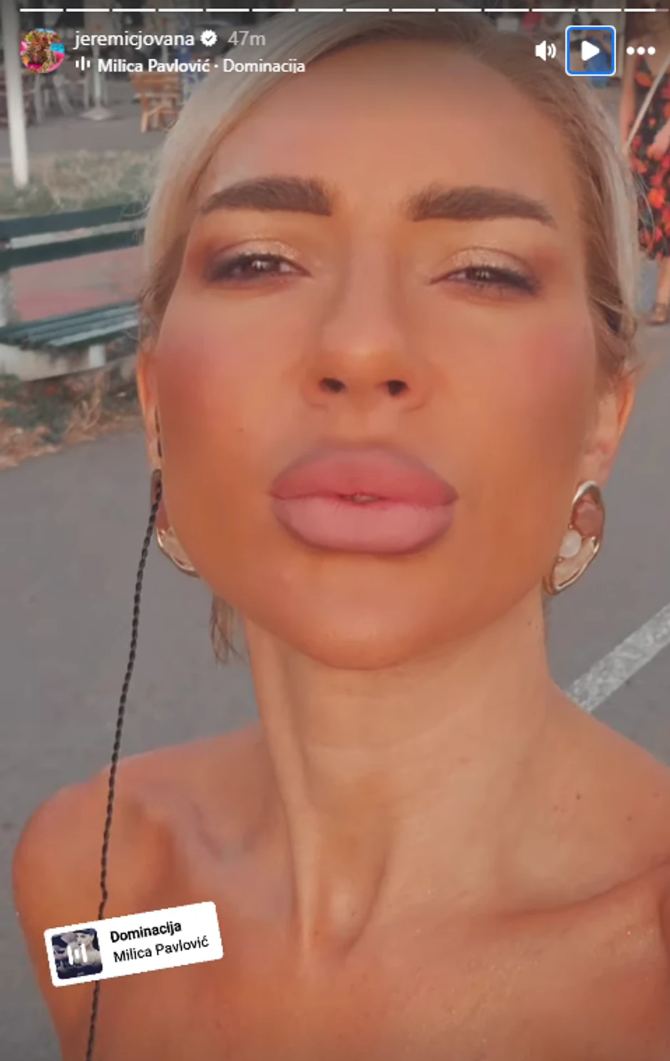 Jovana Jeremić u šortsu vozi rolere