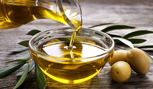 Oliwa z oliwek – kalorie, właściwości, wartości odżywcze, zastosowanie