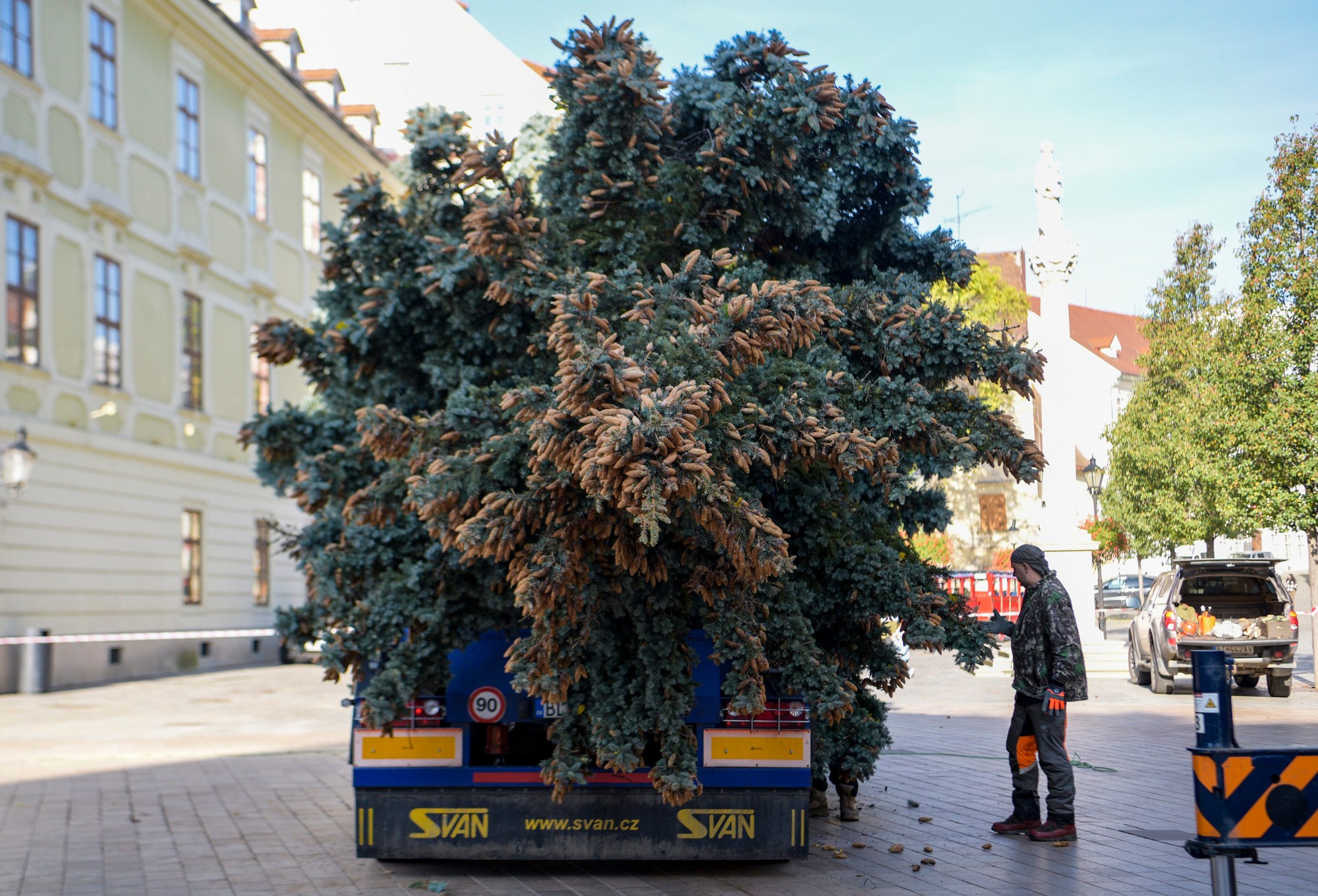 Hlavne námestie v Bratislave zdobí 12-metrový stromček.