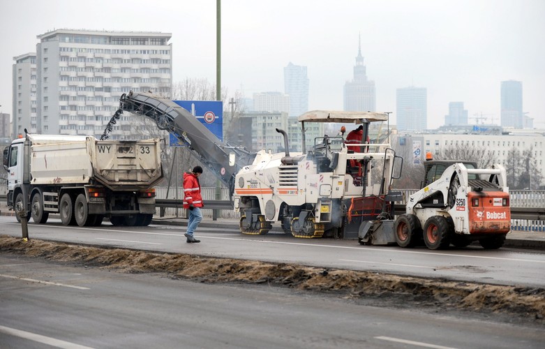 Na zdjęciu: Prace przy zdejmowaniu nawierzchni na moście Łazienkowskim w Warszawie<br><br>fot.  (zuz) PAP/Bartłomiej Zborowski