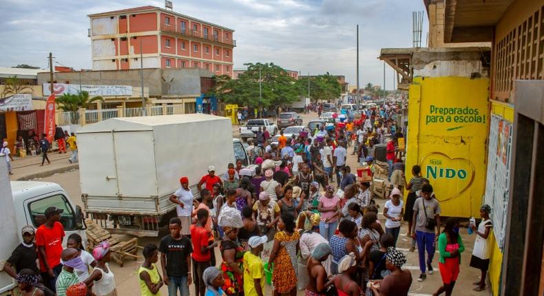 Crowds continue to mass at markets, in front of shops or by water points in Luanda despite the lockdown against the coronavirus