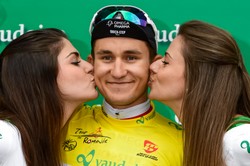 Piękne panie całują polskiego kolarza. Kwiatkowski liderem Tour de Romandi. ZDJĘCIA
