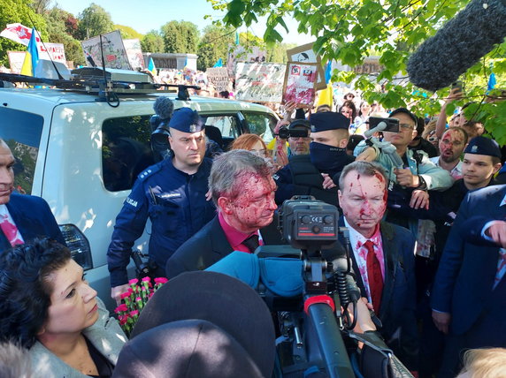 Ambasador Rosji w Polsce Siergiej Andriejew oblany czerwoną farbą