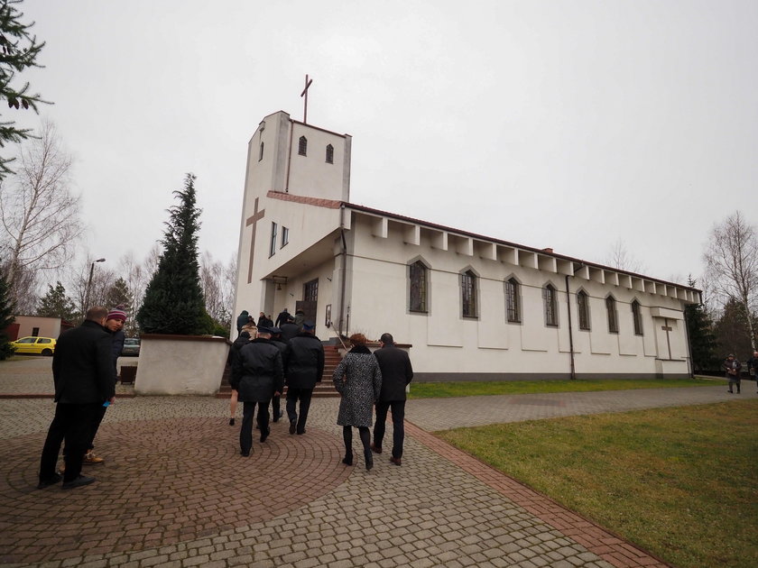 Mieszkańcy gminy Zgierz wstrząśnięci pobiciem pani wójt. Modlimy się, żeby przeżyła