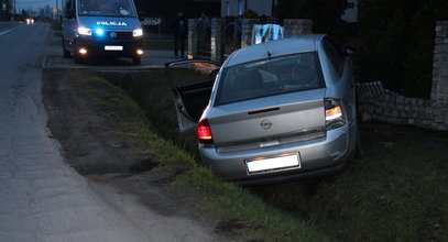 34-latek wjechał w ogrodzenie. Miał więcej szczęścia, niż rozumu