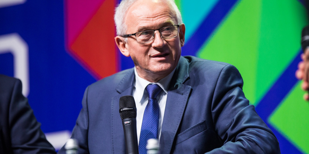 Minister energii Krzysztof Tchórzewski. Jego resort jest obwiniany za nadmierny chaos towarzyszący składaniu wniosków o rekompensaty za prąd.