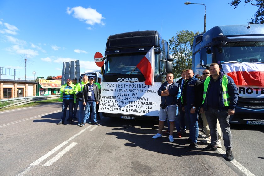 Kierowcy chcą, żeby Ukraińcy skrócili kolejki dla pustych ciężarówek. W proteście zablokowali przejście w Dorohusku. Puszczamy jedno auto na godzinę