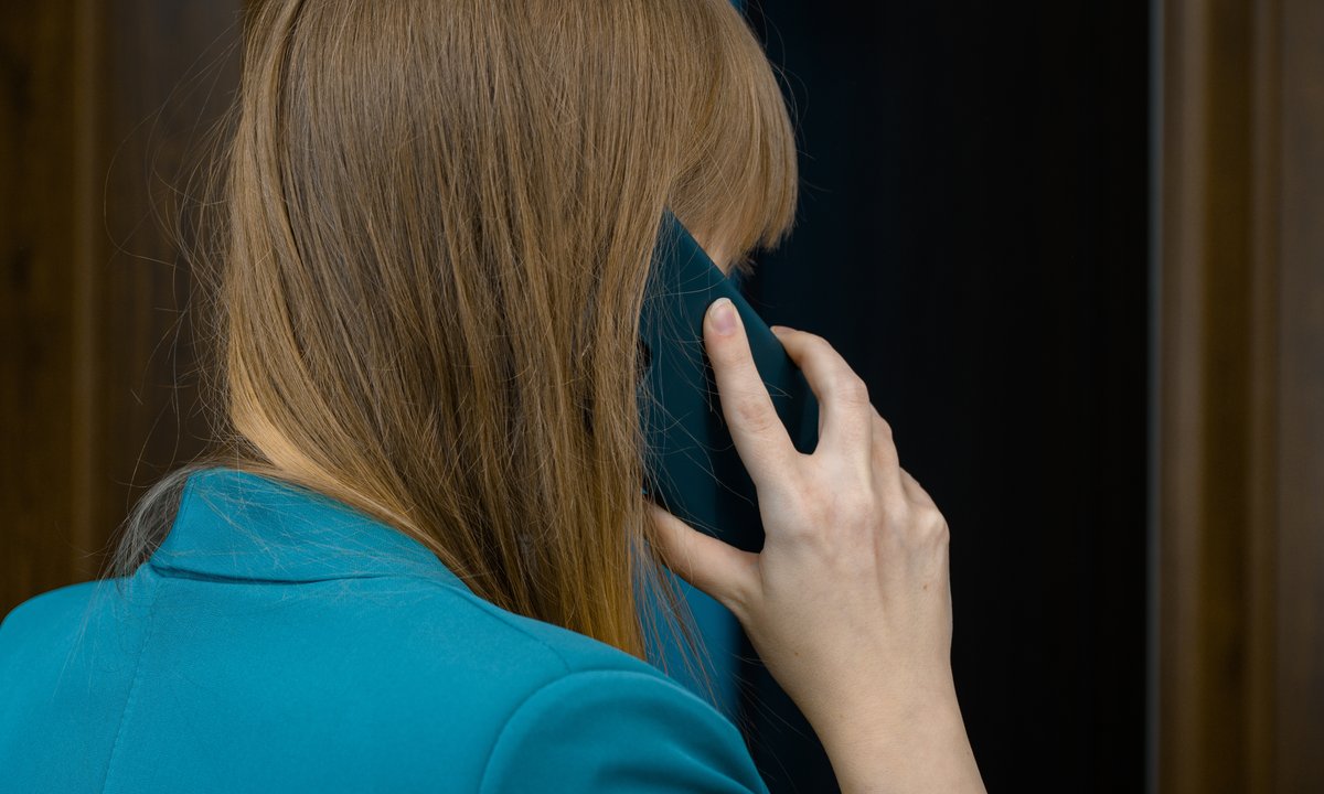 Jak rozpocząć rozmowę telefoniczną? Ekspert radzi, których zwrotów unikać