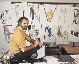 Gianni Versace 1985 in seinem Studio in Italien vor einigen seiner Mode-llustrationen. Bild: Getty Images