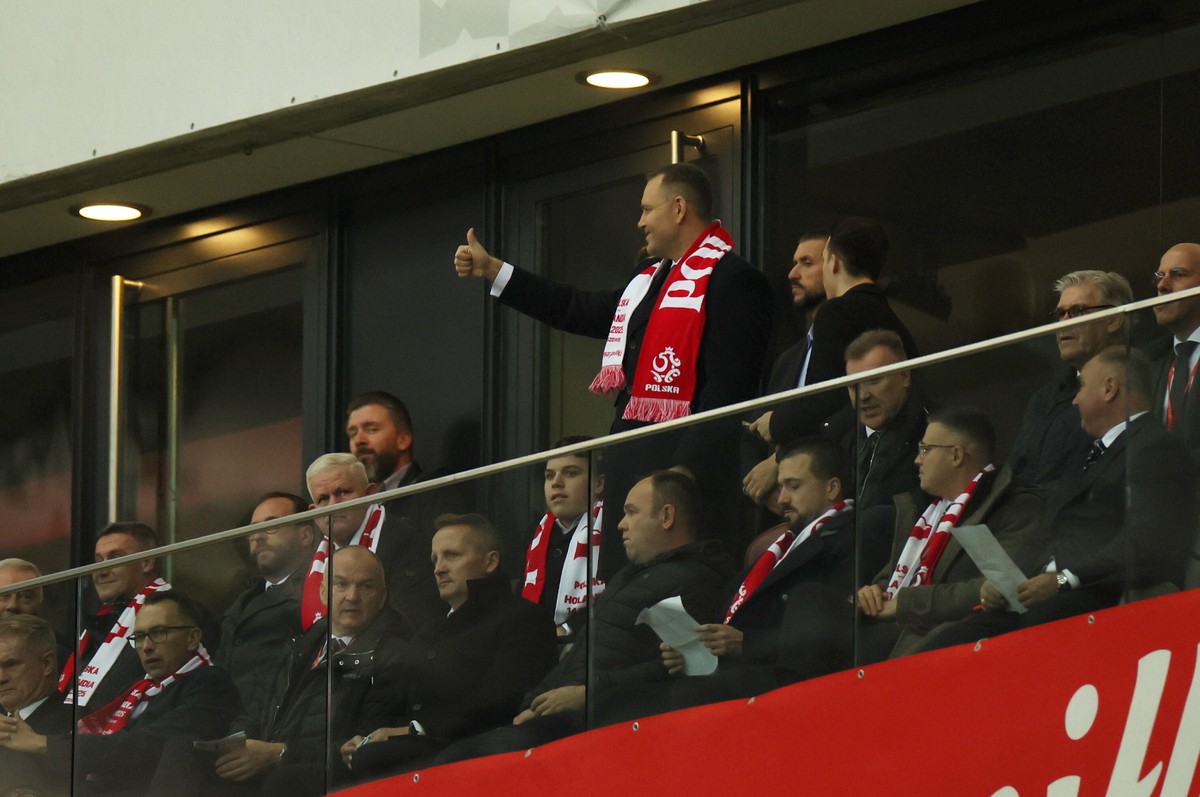 Karol Nawrocki murem za kibicami reprezentacji Polski. Tak podświetlono Pałac Prezydencki