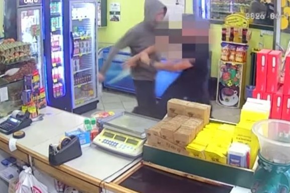 (VIDEO) FILMSKA AKCIJA U ŠAPCU! Razbojnik upao u prodavnicu,