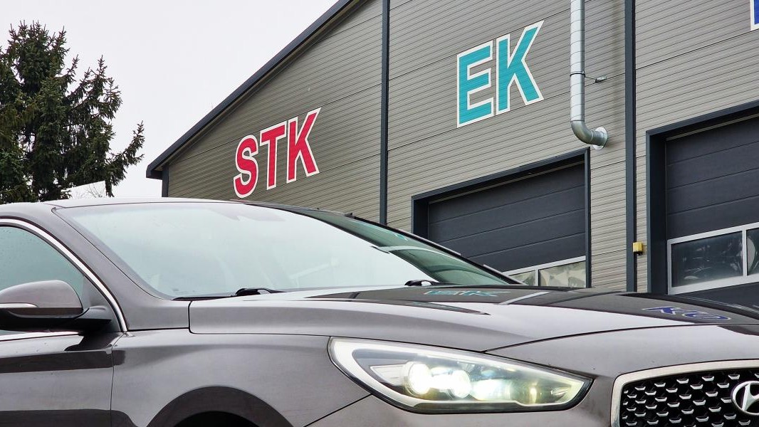 Hyundai i30 stojaci pred stanicou technickej kontroly (STK) a pracoviskom emisnej kontroly (PEK).