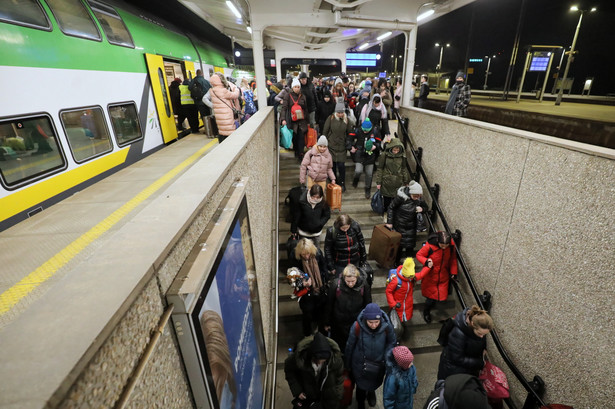 Uchodźcy z Ukrainy dotarli specjalnym pociągiem Kolei Mazowieckich na dworzec Warszawa Wschodnia