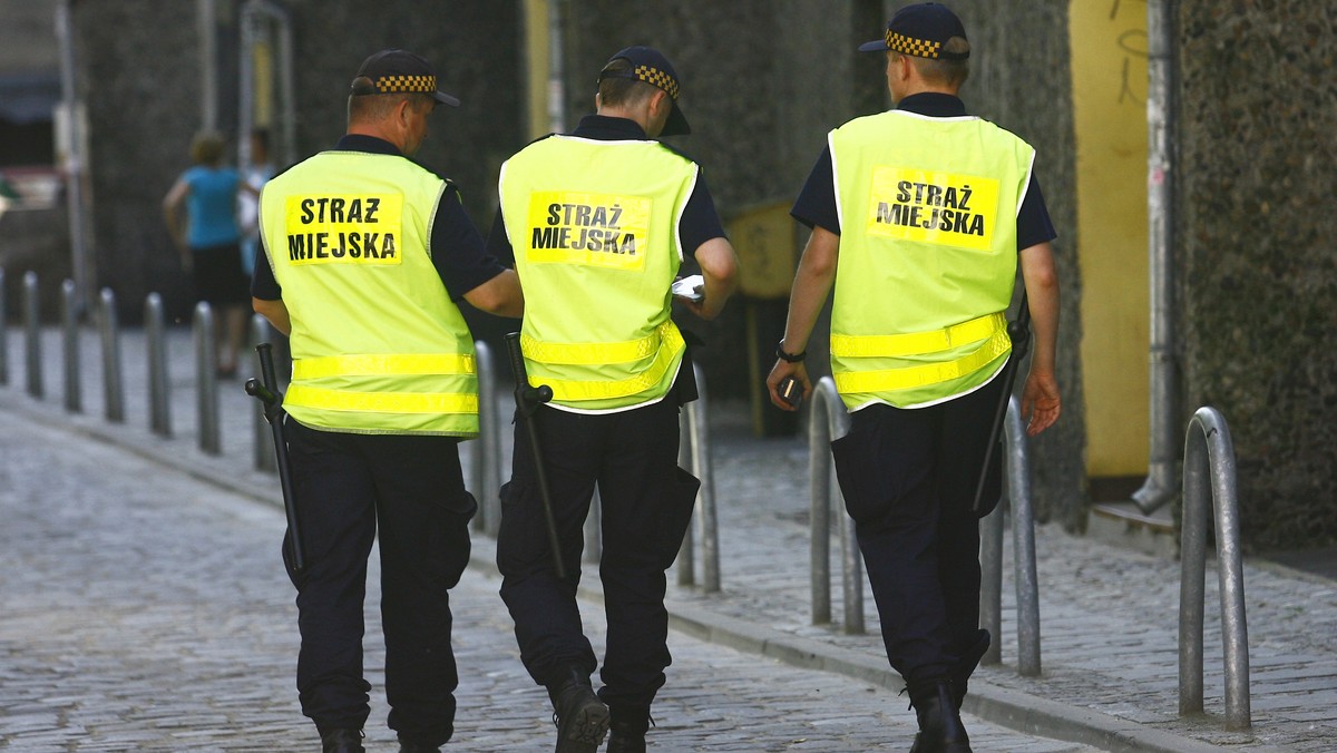 Dwa kieleckie stowarzyszenia wystąpiły przeciwko strażnikom. Prezydent Kielc ostro im odpowiada: - Takie inicjatywy są niepoważne, im chyba się nudzi - podaje "Echo Dnia".