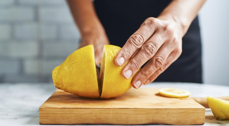 Kolléganőnk szuper konyhai trükköt mutat: így marad bent a citromban a magja, amikor a teába facsarod Fotó: Getty Images