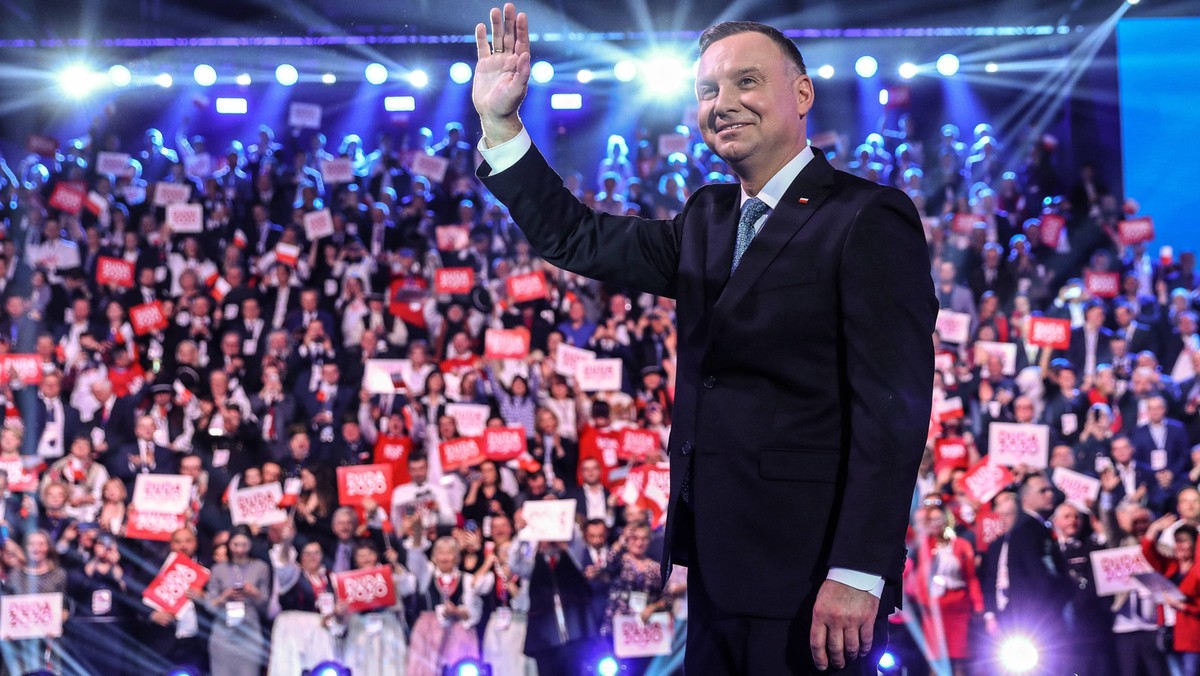 Andrzej Duda wciąż pozostaje faworytem wyborów prezydenckich. Sobotnia konwencja pokazuje jednak, że walka o reelekcję będzie dla niego naprawdę ciężkim bojem. Najbardziej zagrażają prezydentowi wcale nie kontrkandydaci, ale najtwardsze jądro polityczno-medialnego ekosystemu „dobrej zmiany”. To „przyjaciele” robią dziś wiele, by Andrzej Duda w drugiej turze poległ - pisze Piotr Trudnowski z Klubu Jagiellońskiego.