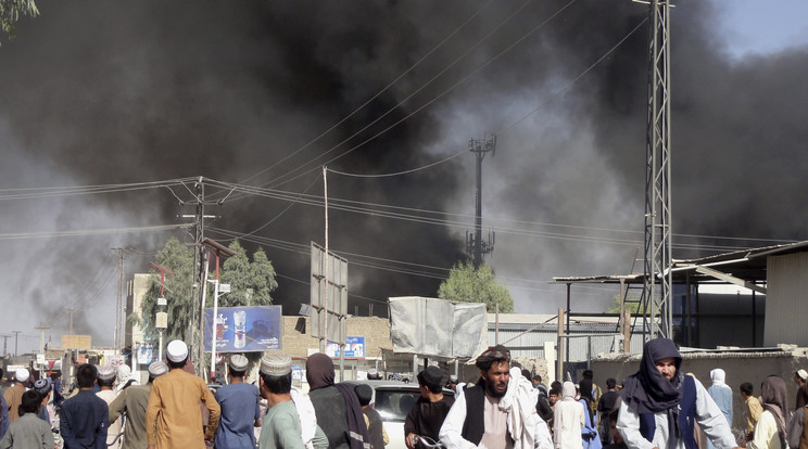 Füst száll a magasba a radikális iszlamista tálib harcosok és a kormányerők összecsapása nyomán Kandahárban 2021. augusztus 12-én. A tálibok végül elfoglalták Afganisztán második legnépesebb városát.  / MTI/AP/Sidiqullah Khan