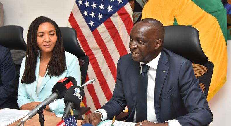 Le ministre des Finances Mamadou Moustapha Ba et Madame Paloma Adams-Allen, Administratrice adjointe de l’USAID