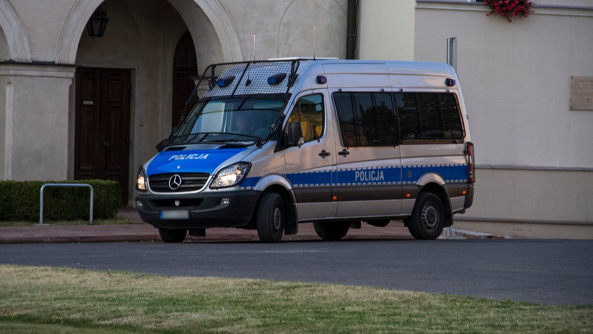 Trzech mężczyzn trafiło do aresztu po tym, jak zdewastowali zaparkowany we Wrzeszczu samochód i dotkliwie pobili oraz ranili nożem dwóch mężczyzn, którzy znajdowali się w pojeździe.