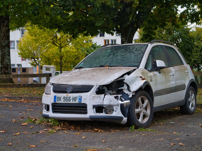 Oštećena kola pored puta - ilustrcaija