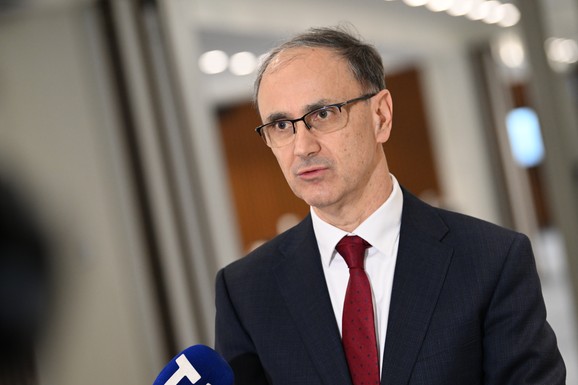 "SRBIJI JE VIŠE NEGO POTREBAN STABILAN I MIRAN HOD" Premijer Macut osudio nasilje na protestu u Beogradu: "Ovo nije politički način borbe"