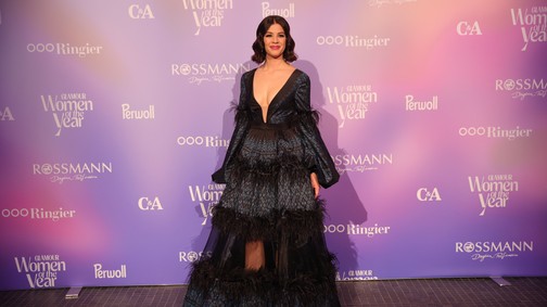 Ördög Nóra a világ legmélyebb dekoltázsával is kifinomult volt a GLAMOUR Women of the Year gála vörös szőnyegén
