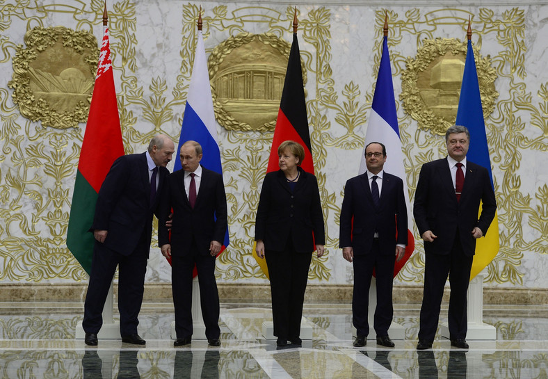 Negocjacje w Mińsku w 2015 r. Od lewej: Aleksander Łukaszenko, Władimir Putin, Angela Merkel, Francois Hollande i Petro Poroszenko