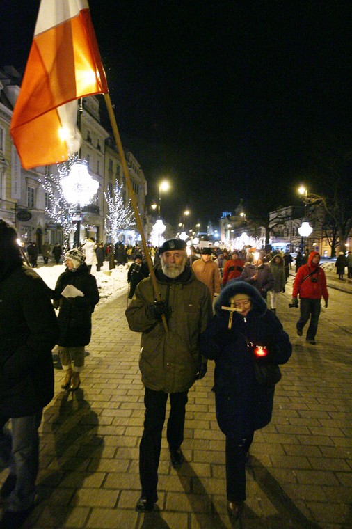 Warszawa, 10.12.2010. W kolejną miesięcznicę katastrofy smoleńskiej ze Starego Miasta pod Pałac Prezydencki przeszedł marsz obrońców krzyża z pochodniami. Na czele marszu szedł Jarosław Kaczyński. Fot. Piotr Molecki/ Newspix.pl