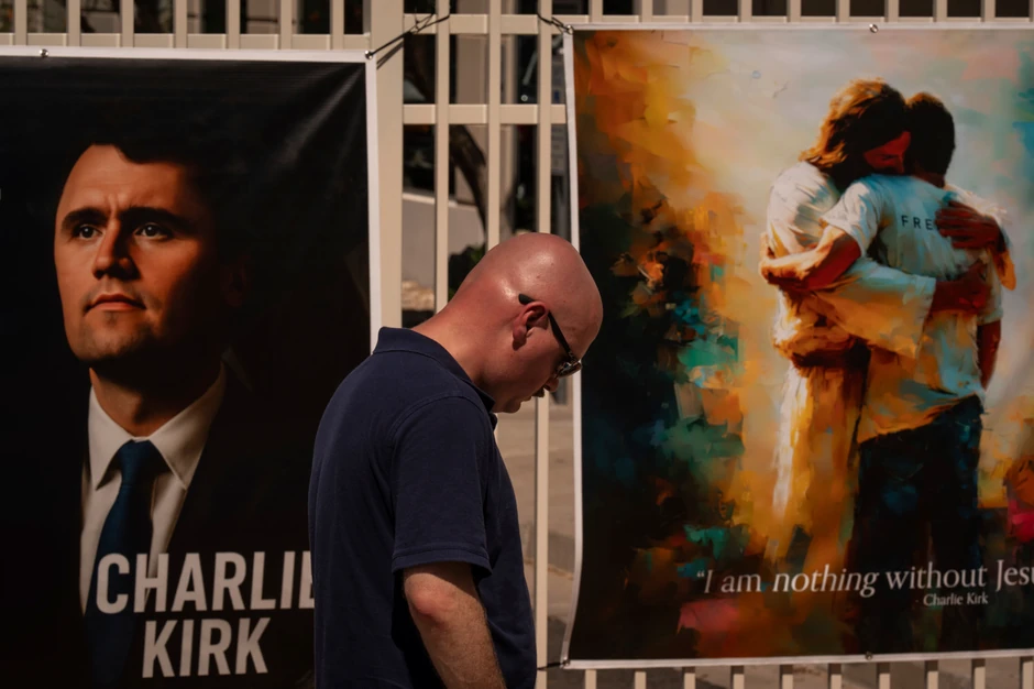 Memorijal za Čarlija Kirka u Feniksu ispred sedišta organizacije "Turning point"