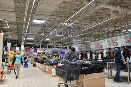 Rano Żabka, po pracy Biedronka, wieczorem Auchan. Kiedy Polacy chodzą do sklepów?