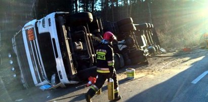 Cysterna z groźną substancją w rowie