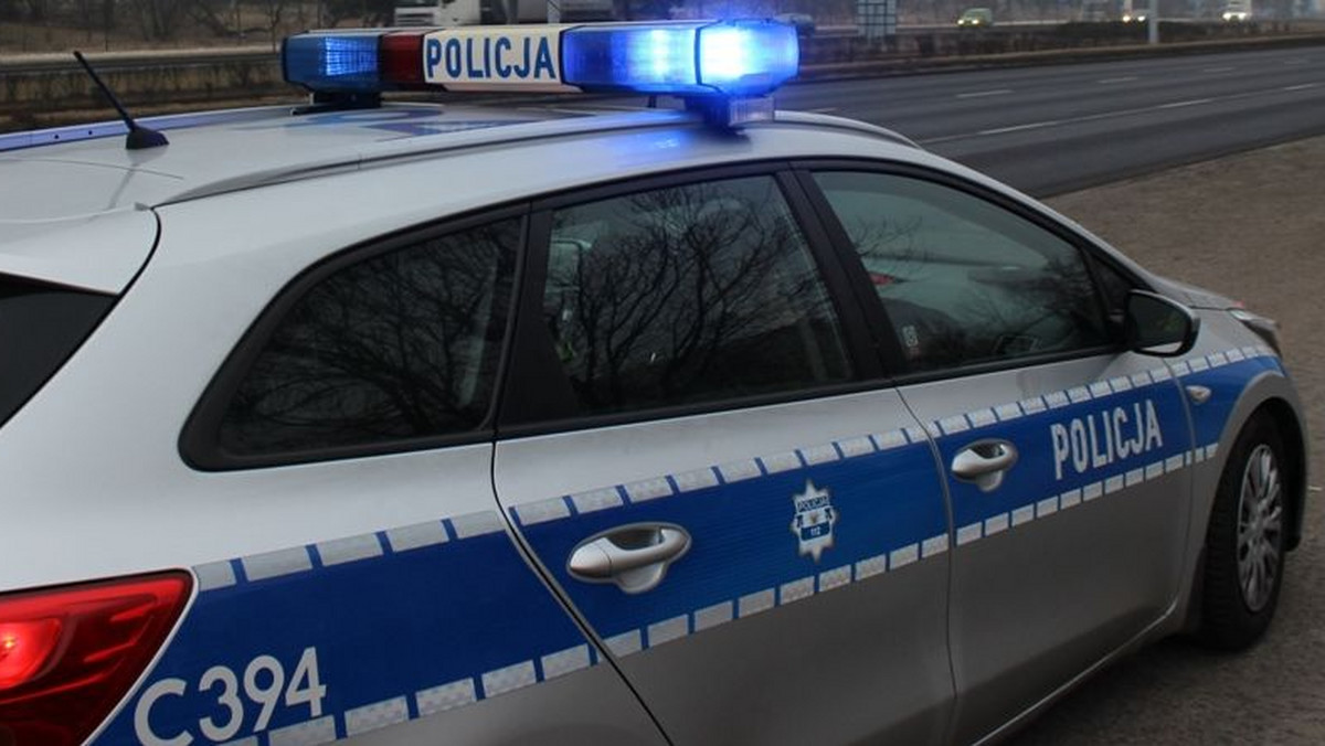 Komenda Wojewódzka Policji w Olsztynie opublikowała na swojej stronie komunikat, w którym zwróciła się o pomoc w znalezieniu mordercy 69-letniej kobiety w miejscowości Dobre Miasto. W tle sprawy jest przemyt papierosów zza wschodniej granicy.