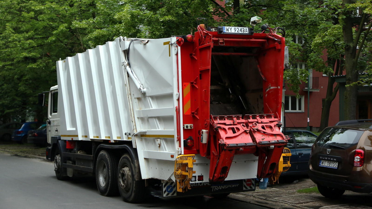 99 proc. gmin w Polsce skończyło już przetarg na odbiór śmieci, albo jest w procesie przetargu; pozostałe nie są zainteresowane przeprowadzeniem przetargu - powiedział w poniedziałek w TVP1 minister środowiska Marcin Korolec. Podkreślił, że jest to łamanie przepisów.