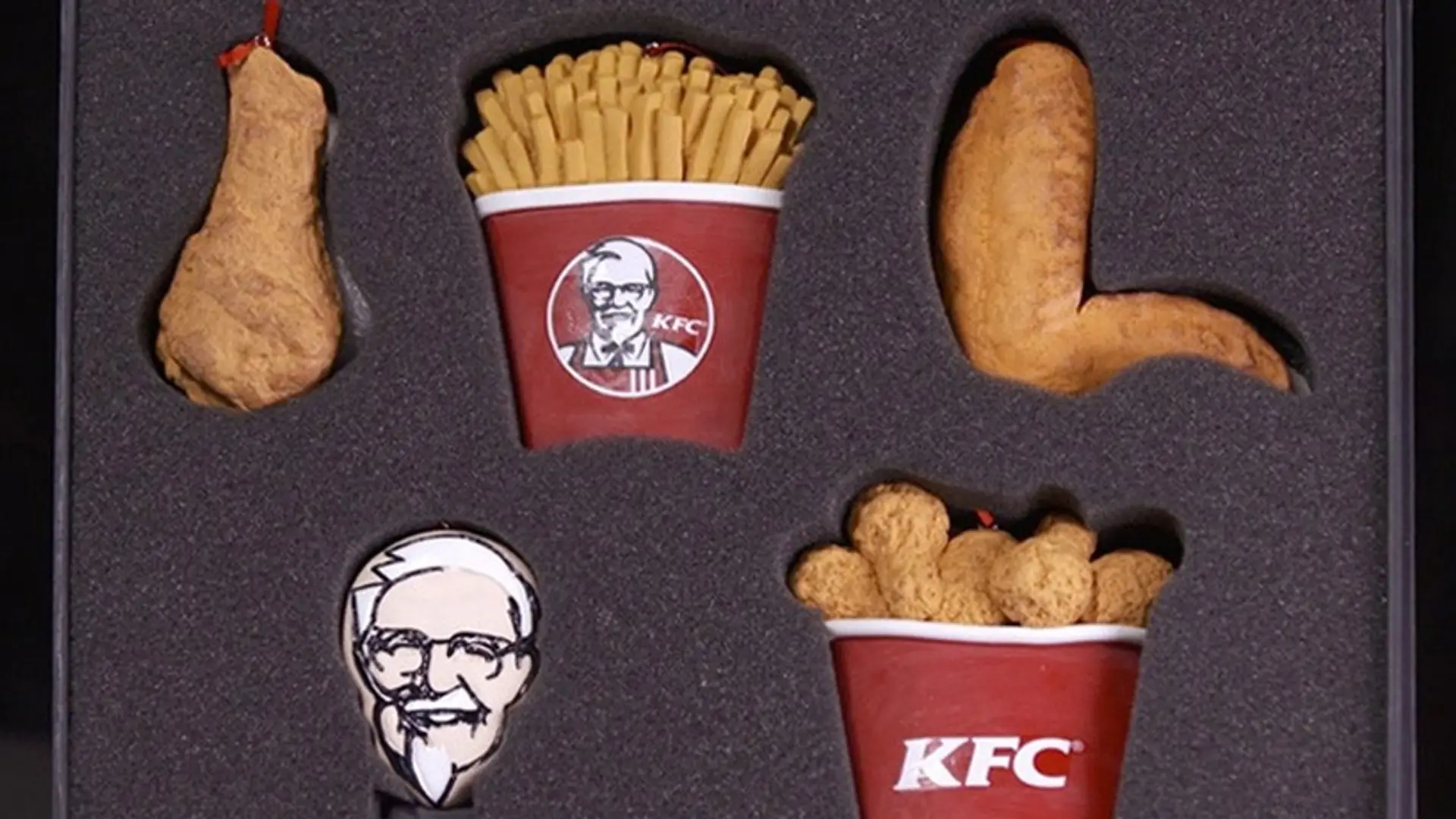 Choinka jak kubełek smażonego kurczaka. Świąteczne ozdoby od KFC