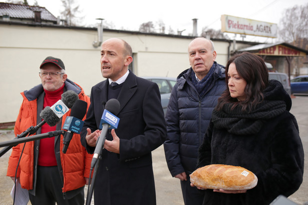 Przewodniczący KP KO Borys Budka, poseł KO Krzysztof Gadowski oraz właściciele piekarni "Agata" Danuta i Mirosław Gniado podczas konferencji prasowej w Jastrzębiu-Zdroju