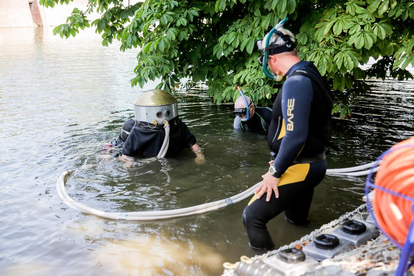 Replika skafandra dla nurka ma kształt cylindra i składa się z dwóch części