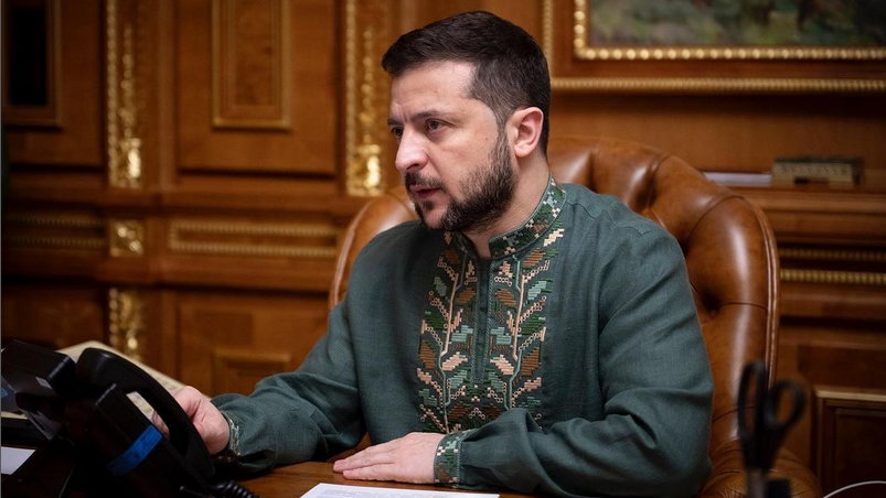 Prezydent Wołodymyr Zełenski ubrany w tradycyjną ukraińską koszulę