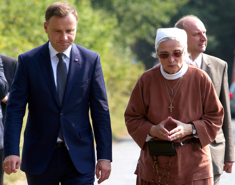 "Czasami dlatego, że biurokracja uniemożliwia rozdawanie jedzenia potrzebującym, a banki żywności są zarzucone żywnością" - tłumaczyła siostra Małgorzata Chmielewska z prowadzącej dom dla ubogich wspólnoty "Chleb Życia". Federacja Polskich Banków Żywności informuje, że w ubiegłym roku przekazała potrzebującym niemal 47 tys. ton produktów spożywczych. Jedzenie o łącznej wartości ponad 115 milionów złotych trafiło do 3,8 tys. organizacji w całej Polsce.