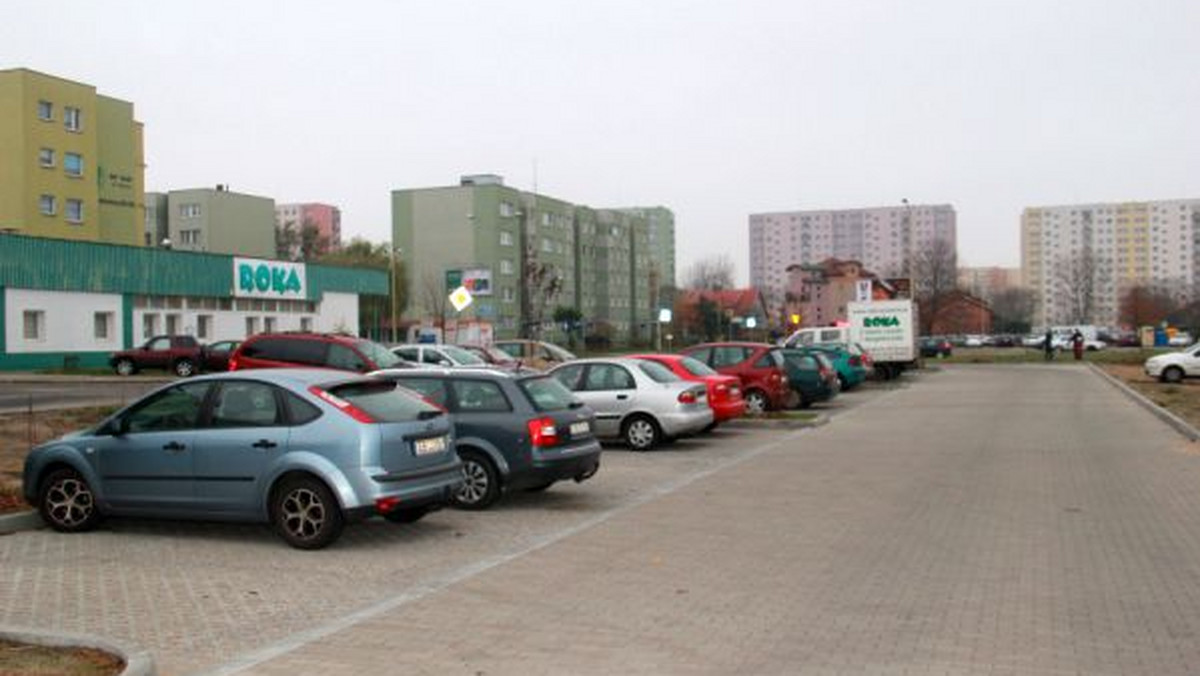 Parking powstał na niezagospodarowanym dotąd terenie u zbiegu ulic Dąbrowskiej i Iwaszkiewicza w Szczecinie. Zakończył się pierwszy etap budowy.