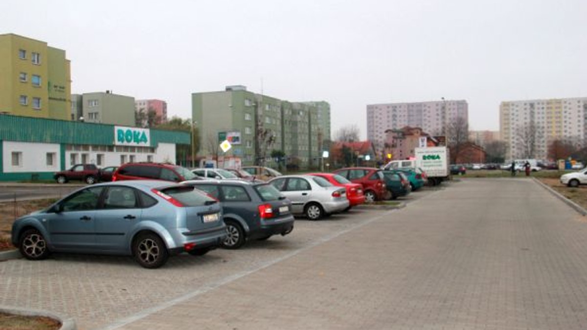 Parking powstał na niezagospodarowanym dotąd terenie u zbiegu ulic Dąbrowskiej i Iwaszkiewicza w Szczecinie. Zakończył się pierwszy etap budowy.