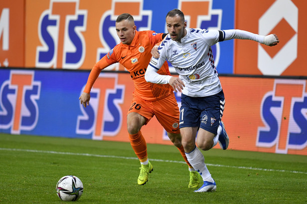 Zawodnik KGHM Zagłębia Lubin Kacper Chodyna (L) i Mateusz Cholewiak (P) z Górnika Zabrze podczas meczu 30. kolejki piłkarskiej Ekstraklasy