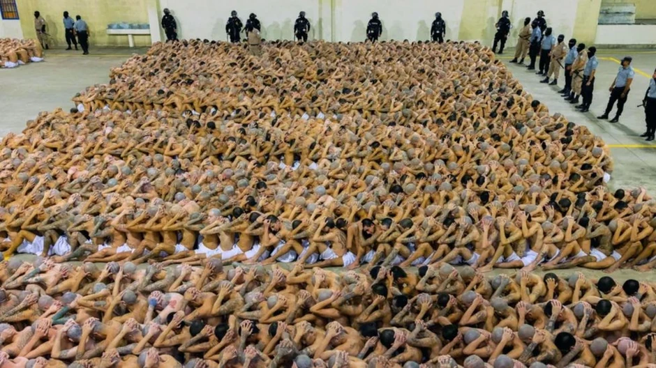 Vlada Salvadora objavljuje fotografije, poput ove iz 2023. godine, da prmoviše borbu protiv bandi | Foto: Reuters