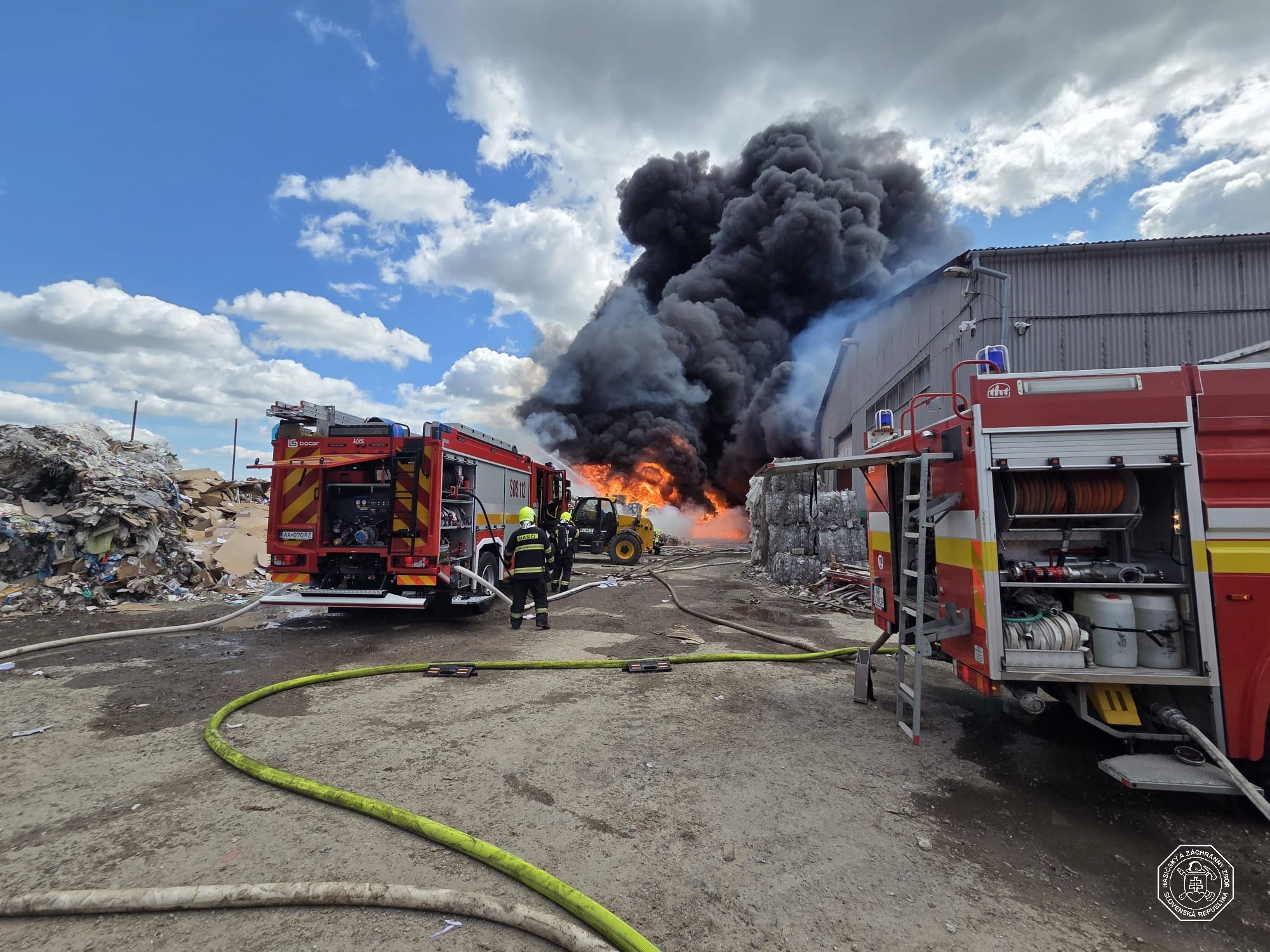 V obci Bajč v okrese Komárno vypukol požiar triedičky odpadu. 