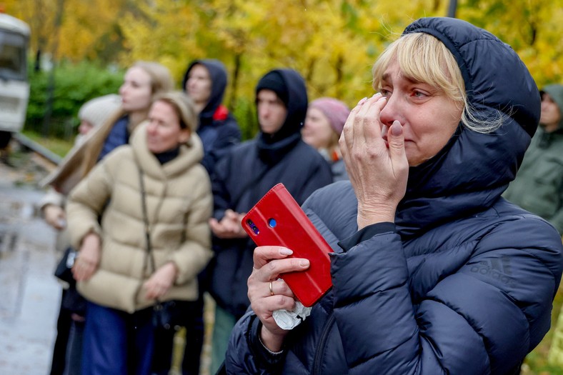 Rodziny żegnające żołnierzy wysyłanych do jednostek wojskowych w ramach częściowej mobilizacji