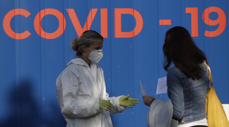 Koronavírus-vizsgálatra jelentkező páciens és egészségügyi dolgozó egy prágai mintavételi állomáson 2020. szeptember 21-én. / Fotó: MTI/AP/Petr David Josek
