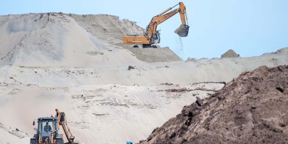 Na terenie przekopu Mierzei Wiślanej prawdopodobnie znajduje się 6,9 ton bursztynu, ale nie dotarto jeszcze do złoża - poinformował wiceminister aktywów państwowych.