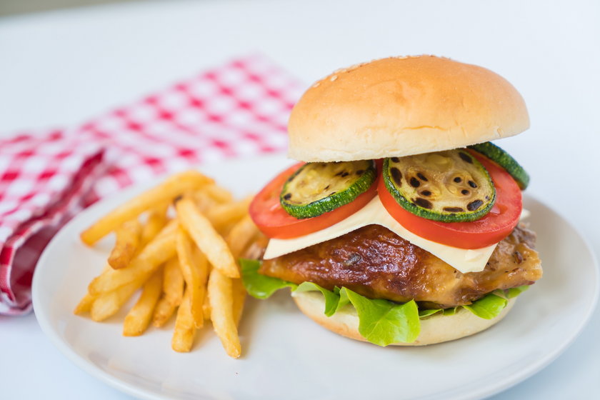 5 pomysłów na domowe burgery - wcale nie muszą być mięsne, mogą być fit. Zawsze smakują z warzywami [przepisy]