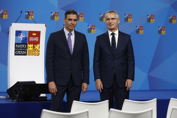 Premier Hiszpanii Pedro Sanchez i sekretarz generalny NATO Jens Stoltenberg